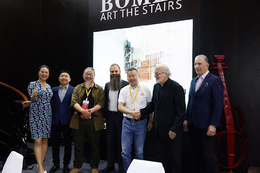 Exhibition and Overseas Clients Shake Hands